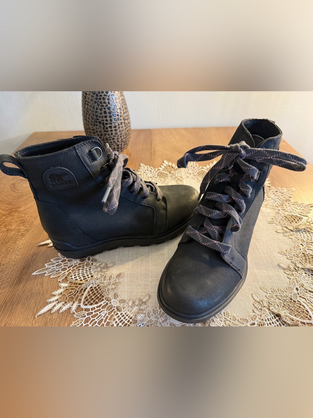 Women’s SOREL Black Canvas Leather Toes Lace Ups Size 8 EUC Wide Gray/Pink Laces